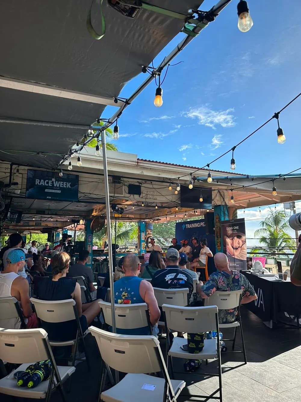 The audience and ProTriNews presenters at the DUVA-sponsored Kona live show